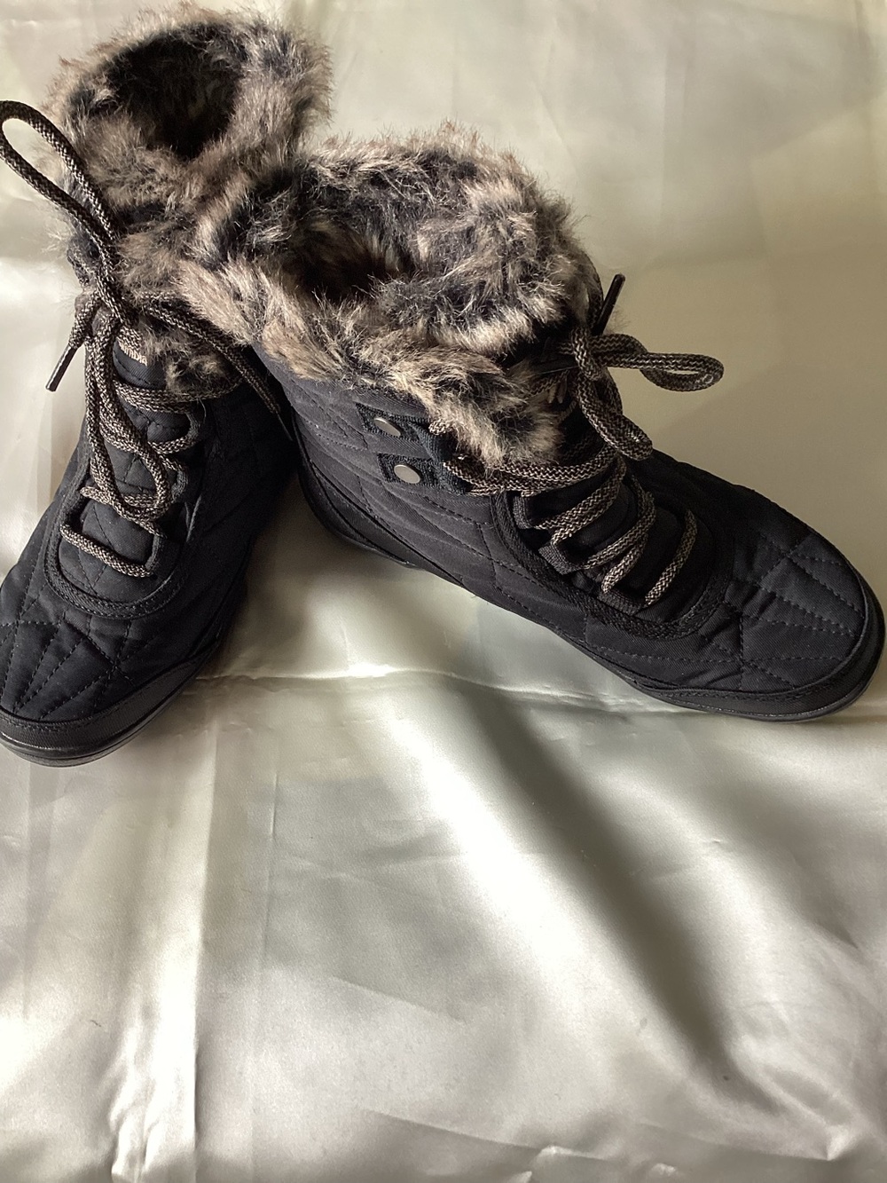 Womens Columbia faux fur black waterproof boots appear to be size 6